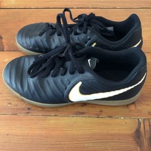 Nike kids TEMPO x Indoor Soccer Shoes